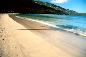 Девственные пески пляжа в заливе Мейдженс-Бей